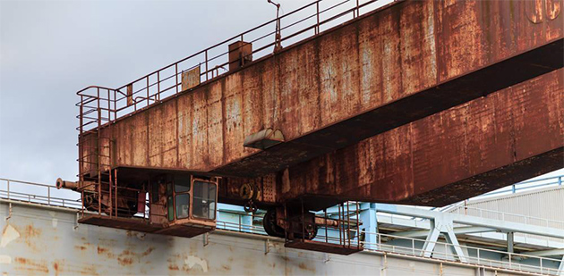 生銹起重機(jī)行車(chē)