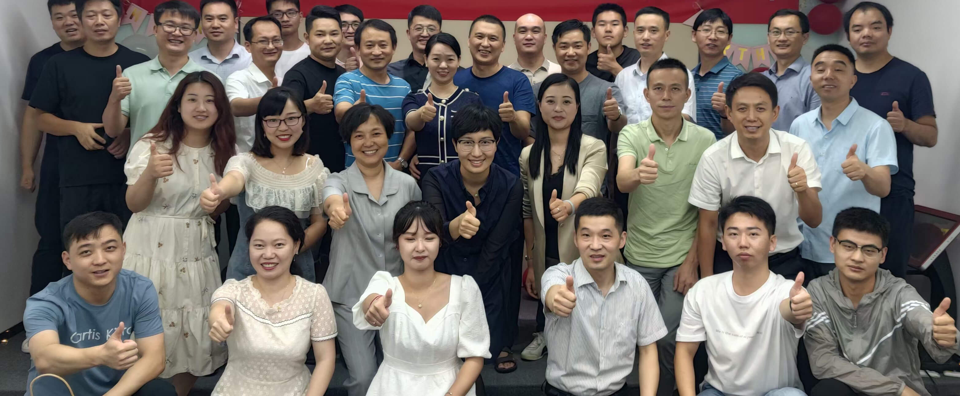 雄峰起重全體運(yùn)營人員合照 雄峰起重全體運(yùn)營人員合照