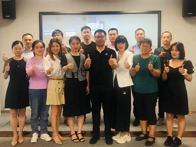 全體網(wǎng)銷(xiāo)運(yùn)營(yíng)人員合影留念